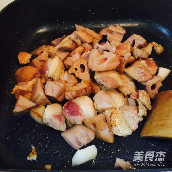 <a href=/shicai/rouqin/ZhuRou/index.html target=_blank><u>猪肉</u></a>焖<a href=/shicai/shucai/LianOu/index.html target=_blank><u>莲<a href=/shicai/shucai/Ou/index.html target=_blank><u>藕</u></a></u></a>的做法