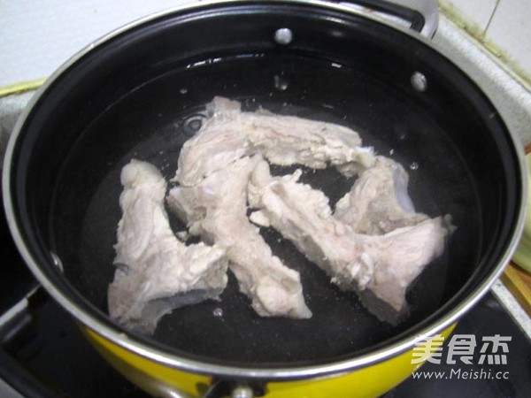 <a href=/shicai/shucai/XiHongShi/index.html target=_blank><u>西红柿</u></a><a href=/shicai/rouqin/JiGu/index.html target=_blank><u>脊骨</u></a>炖连<a href=/shicai/shucai/Ou/index.html target=_blank><u>藕</u></a>的做法