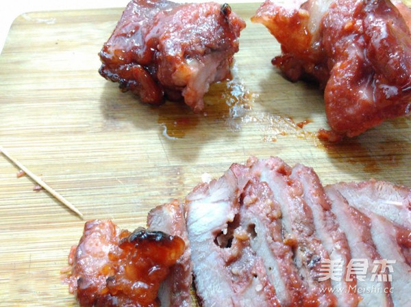 <a href=/shicai/guopin/BoLuo/index.html target=_blank><u>菠萝</u></a>蜜汁叉烧肉的做法