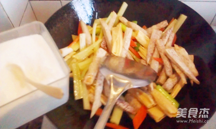 <a href=/shicai/shucai/XiangYu/index.html target=_blank><u>香芋</u></a>烧<a href=/shicai/rouqin/NiuRou/index.html target=_blank><u>牛肉</u></a>的做法