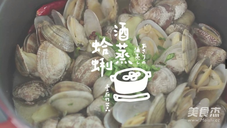 铸铁锅酒蒸<a href=/shicai/shuichanpin/HaLi/index.html target=_blank><u>蛤蜊</u></a>的做法