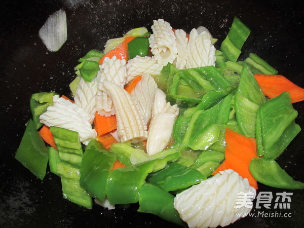 五彩<a href=/shicai/shuichanpin/YouYu/index.html target=_blank><u>鱿鱼</u></a>卷的做法