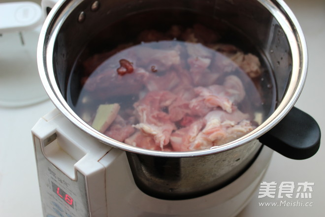 <a href=/shicai/shucai/HuLuoBo/index.html target=_blank><u>胡<a href=/shicai/shucai/LuoBo/index.html target=_blank><u>萝卜</u></a></u></a>炖<a href=/shicai/rouqin/YangRou/index.html target=_blank><u>羊肉</u></a>的做法