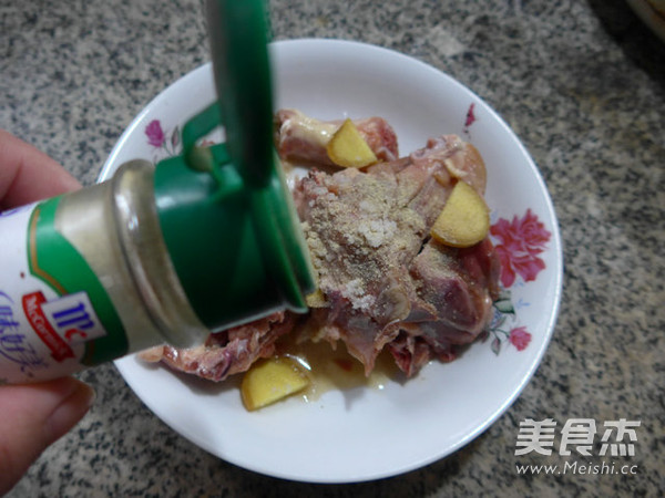 油炸<a href=/shicai/rouqin/JiGuJia/index.html target=_blank><u>鸡骨架</u></a>的做法