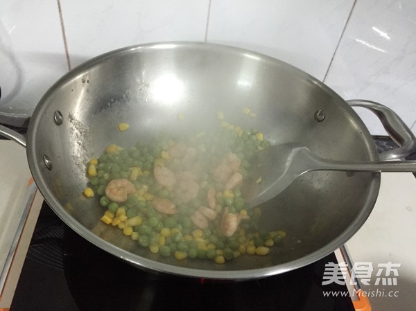 虾仁<a href=/shicai/mimian/YuMi/index.html target=_blank><u>玉米</u></a><a href=/shicai/shucai/WanDou/index.html target=_blank><u>豌豆</u></a>的做法
