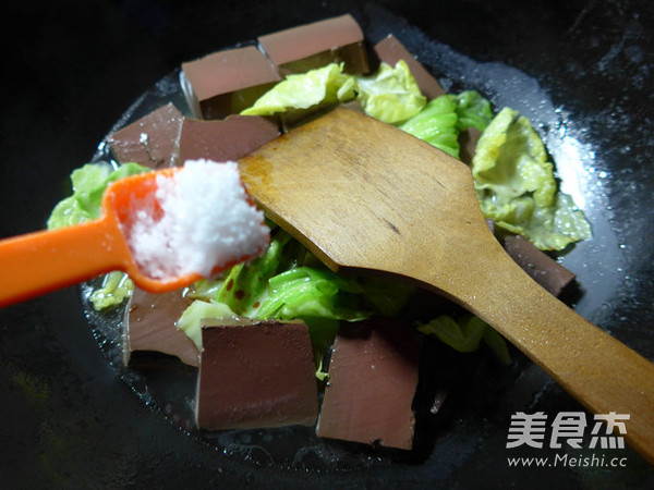 <a href=/shicai/shucai/YuanBaiCai/index.html target=_blank><u>圆<a href=/shicai/shucai/BaiCai/index.html target=_blank><u>白菜</u></a></u></a>煮<a href=/shicai/rouqin/YaXie/index.html target=_blank><u>鸭<a href=/shicai/rouqin/Xue/index.html target=_blank><u>血</u></a></u></a>的做法