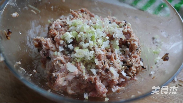 <a href=/shicai/mimian/DouFu/index.html target=_blank><u>豆腐</u></a>塞肉的做法