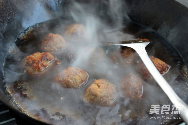 <a href=zt/hsszt target=_blank><u>红烧狮子头</u></a>的做法