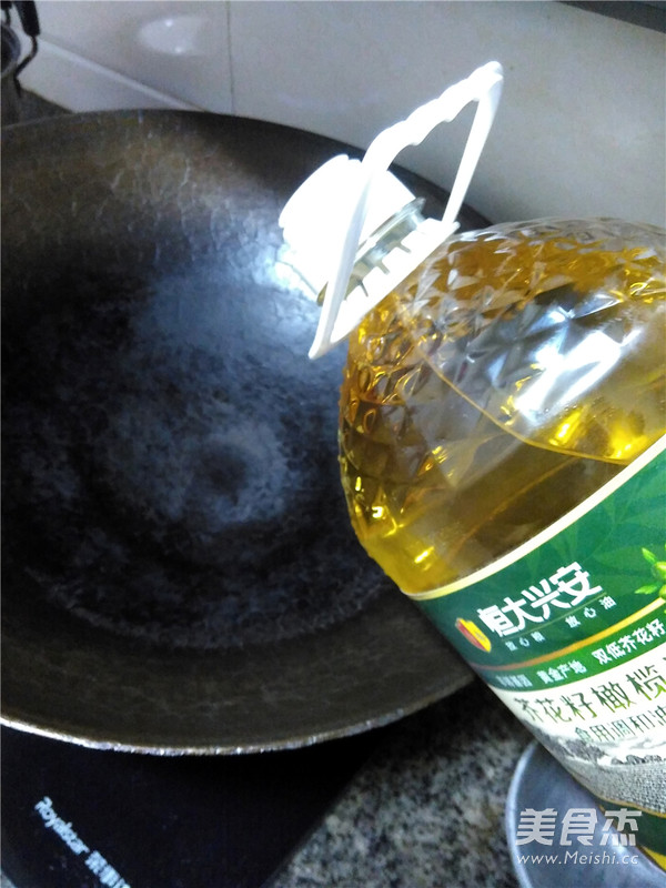 <a href=/shicai/shucai/XingBaoGu/index.html target=_blank><u><a href=/shicai/guopin/Xing/index.html target=_blank><u>杏</u></a>鲍菇</u></a>肉丝的做法