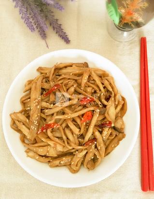 干煸<a href=/shicai/shucai/XingBaoGu/index.html target=_blank><u><a href=/shicai/guopin/Xing/index.html target=_blank><u>杏</u></a>鲍菇</u></a>