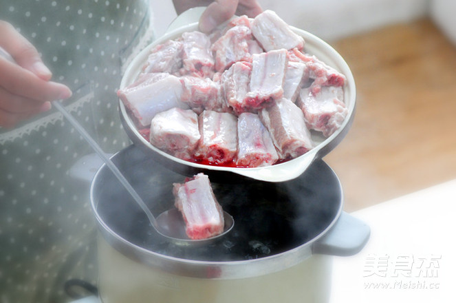 电饭煲<a href=/shicai/shucai/TuDou/index.html target=_blank><u>土豆</u></a>焖<a href=/shicai/rouqin/PaiGu/index.html target=_blank><u>排骨</u></a>的做法