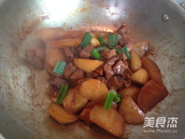 <a href=/shicai/shucai/LuoBo/index.html target=_blank><u>萝卜</u></a>烧肉的做法