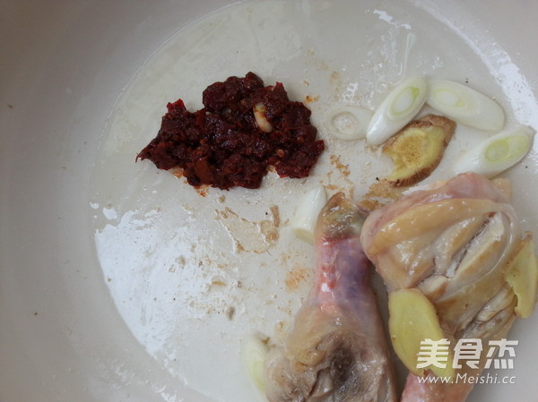 叶蘑焖<a href=/shicai/rouqin/JiTui/index.html target=_blank><u>鸡腿</u></a>的做法