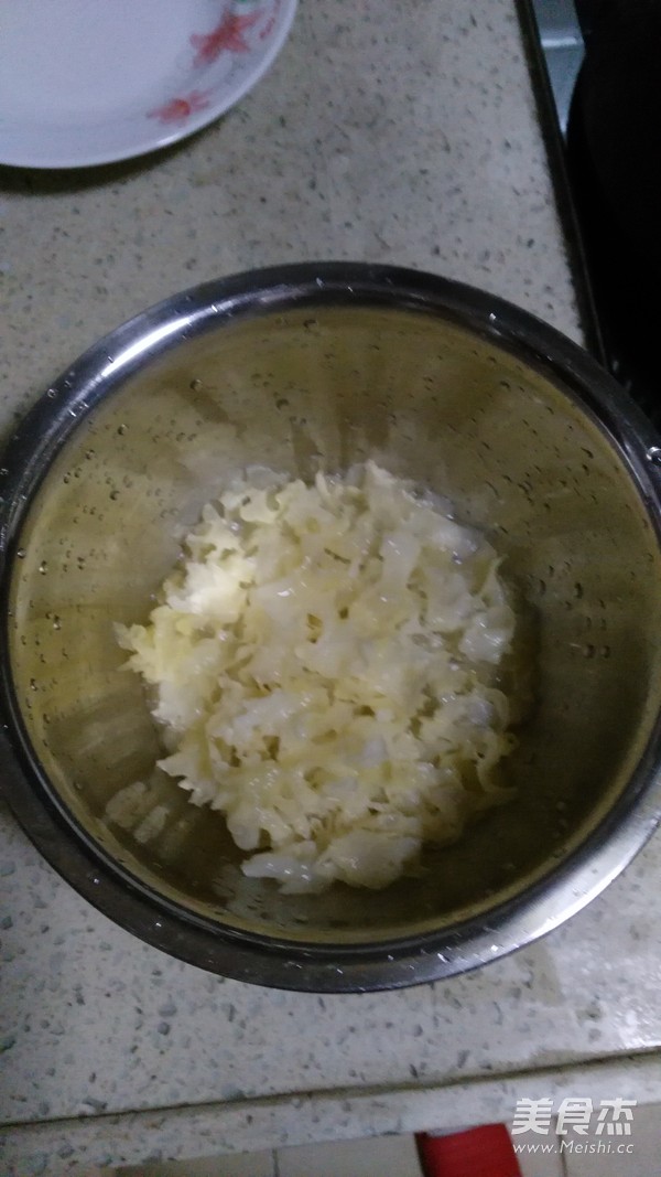 <a href=/shicai/guopin/Tao/index.html target=_blank><u>桃</u></a>胶<a href=/shicai/shucai/YinEr/index.html target=_blank><u>银耳</u></a>羹的做法