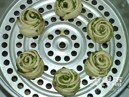 椒盐葱香<a href=/shicai/shucai/MeiGuiHua/index.html target=_blank><u>玫瑰花</u></a>卷的做法