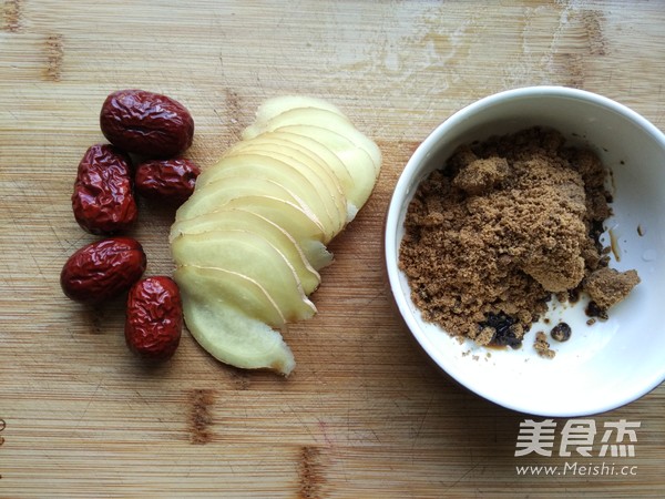 红<a href=/shicai/guopin/Zao/index.html target=_blank><u>枣</u></a>姜茶撞蛋的做法