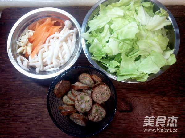 <a href=/shicai/rouqin/XiangChang/index.html target=_blank><u>香肠</u></a>烩卷心菜的做法