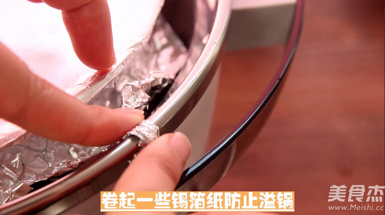 滴<a href=/shicai/mimian/JiJing/index.html target=_blank><u>鸡精</u></a>的做法