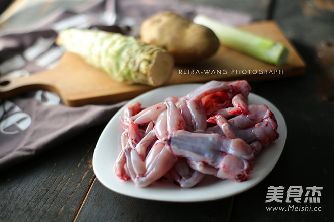 干锅香辣<a href=/shicai/shuichanpin/NiuWa/index.html target=_blank><u>牛蛙</u></a>的做法