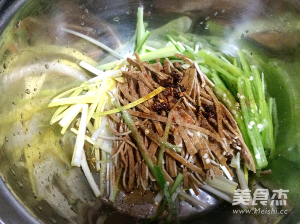 凉拌五香<a href=/shicai/mimian/DouFu/index.html target=_blank><u>豆腐</u></a>干的做法