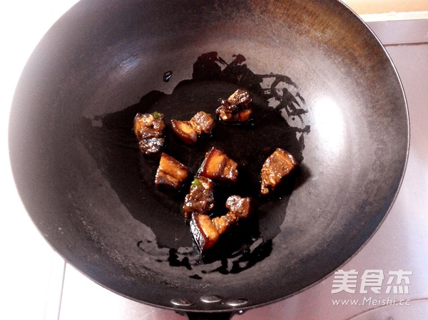 红烧肉炖干<a href=/shicai/shucai/DouJiao/index.html target=_blank><u>豆角</u></a>的做法