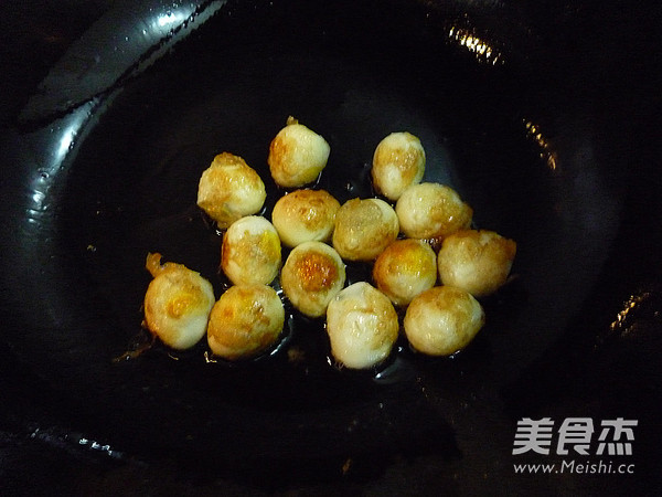 <a href=/shicai/shucai/XiangGu/index.html target=_blank><u>香菇</u></a>冻<a href=/shicai/mimian/DouFu/index.html target=_blank><u>豆腐</u></a>烧<a href=/shicai/rouqin/AnChun/index.html target=_blank><u>鹌鹑</u></a>蛋的做法