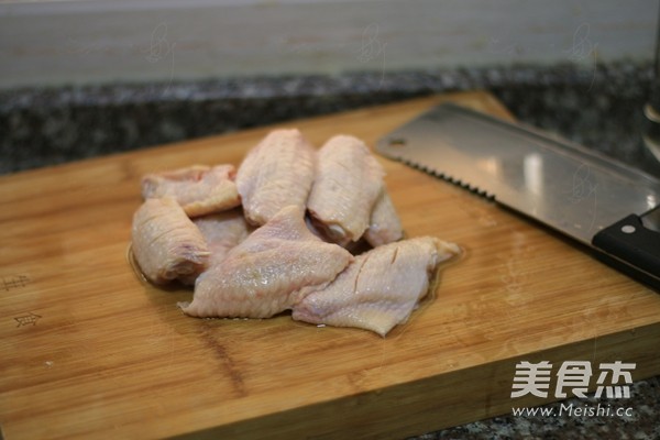 新奥尔良烤<a href=/shicai/rouqin/JiZhongChi/index.html target=_blank><u>鸡中翅</u></a>的做法