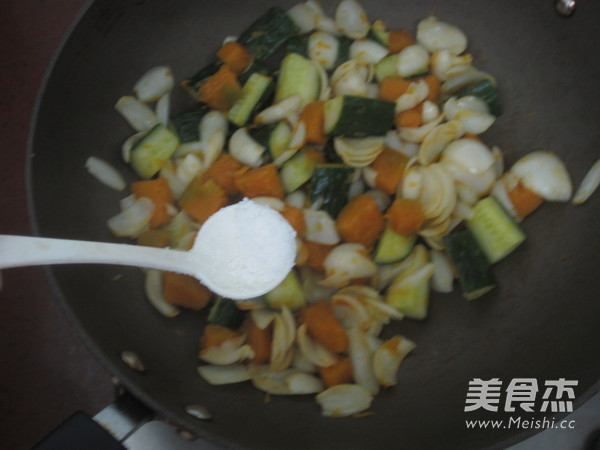 双瓜炒<a href=/shicai/shucai/BaiHe/index.html target=_blank><u>百合</u></a>的做法