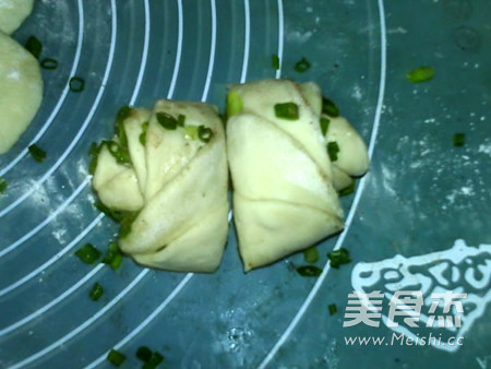 椒盐葱香<a href=/shicai/shucai/MeiGuiHua/index.html target=_blank><u>玫瑰花</u></a>卷的做法