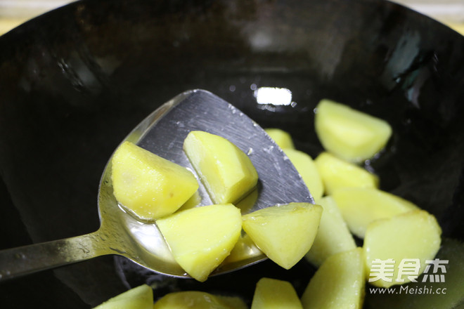 <a href=/shicai/shucai/HuLuoBo/index.html target=_blank><u>胡<a href=/shicai/shucai/LuoBo/index.html target=_blank><u>萝卜</u></a></u></a><a href=/shicai/shucai/TuDou/index.html target=_blank><u>土豆</u></a>炖<a href=/shicai/rouqin/NiuRou/index.html target=_blank><u>牛肉</u></a>的做法