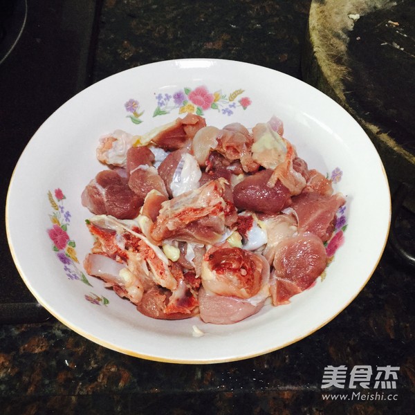 <a href=/shicai/shucai/DongGu/index.html target=_blank><u>冬菇</u></a>焖鸡的做法