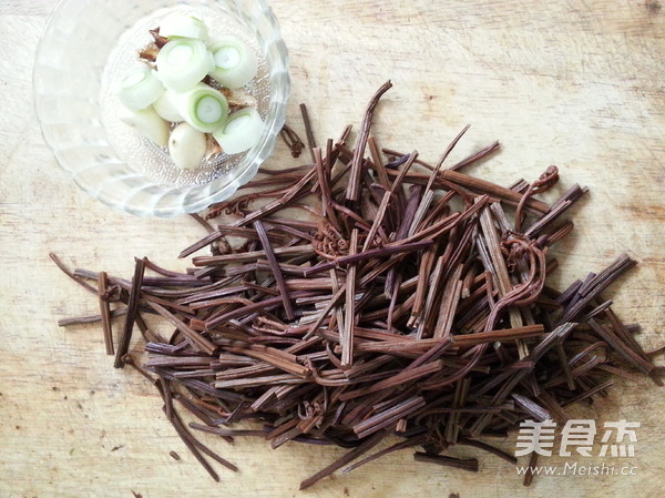 <a href=/shicai/shucai/JueCai/index.html target=_blank><u>蕨菜</u></a>烧<a href=/shicai/rouqin/PaiGu/index.html target=_blank><u>排骨</u></a>的做法