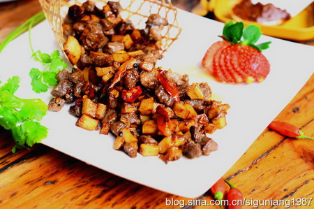 酱香<a href=/shicai/shucai/XingBaoGu/index.html target=_blank><u><a href=/shicai/guopin/Xing/index.html target=_blank><u>杏</u></a>鲍菇</u></a><a href=/shicai/rouqin/NiuRou/index.html target=_blank><u>牛肉</u></a>粒