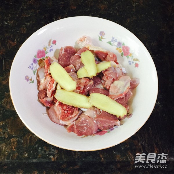 <a href=/shicai/shucai/DongGu/index.html target=_blank><u>冬菇</u></a>焖鸡的做法