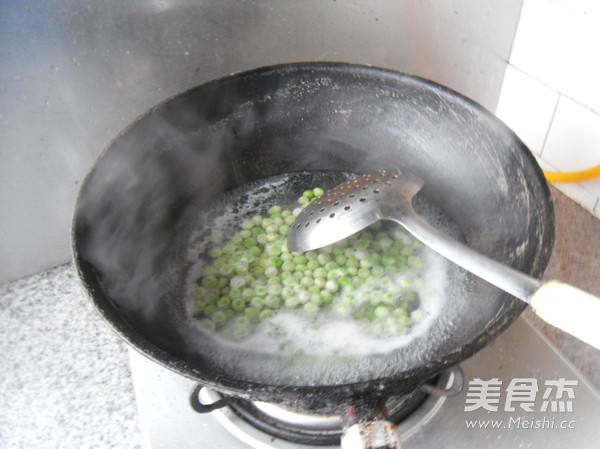 <a href=/shicai/shucai/LianOu/index.html target=_blank><u>莲<a href=/shicai/shucai/Ou/index.html target=_blank><u>藕</u></a></u></a><a href=/shicai/shucai/WanDou/index.html target=_blank><u>豌豆</u></a>粒的做法