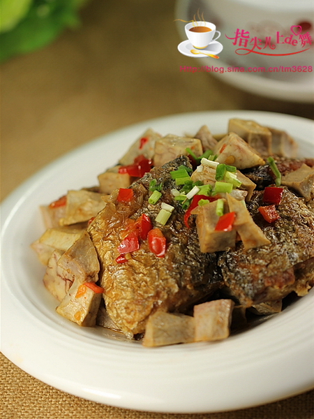 剁椒<a href=/shicai/shucai/YuTou/index.html target=_blank><u>芋头</u></a>烧<a href=/shicai/shuichanpin/DaiYu/index.html target=_blank><u>带鱼</u></a>的做法