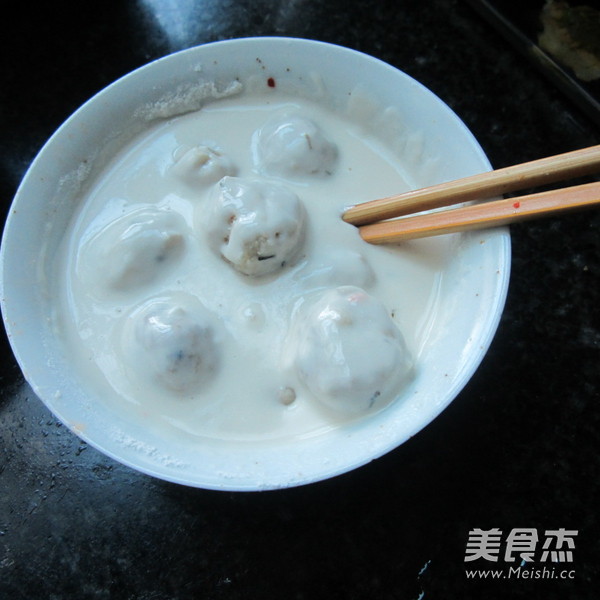 油炸鱼肉<a href=/shicai/shucai/WoSun/index.html target=_blank><u>莴笋</u></a>丸子的做法