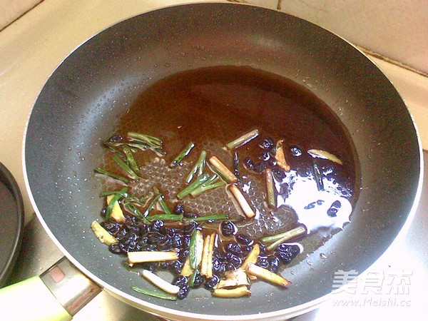 干烧<a href=/shicai/shuichanpin/LuYu/index.html target=_blank><u>鲈鱼</u></a>的做法