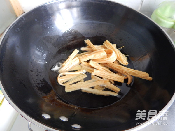 干锅<a href=/shicai/mimian/FuZhu/index.html target=_blank><u>腐竹</u></a>的做法