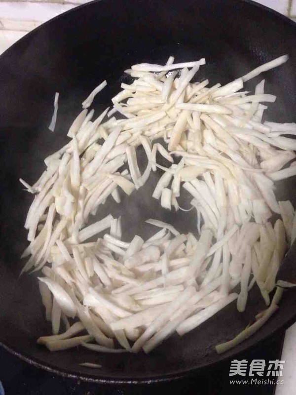 干煸<a href=/shicai/shucai/XingBaoGu/index.html target=_blank><u><a href=/shicai/guopin/Xing/index.html target=_blank><u>杏</u></a>鲍菇</u></a>的做法