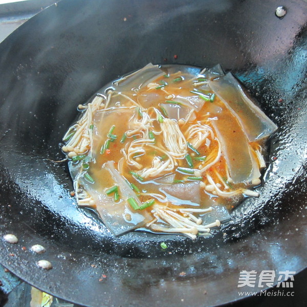 金针菇煮<a href=/shicai/mimian/FenPi/index.html target=_blank><u>粉皮</u></a>的做法