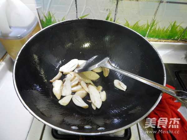 蚝油<a href=/shicai/shucai/XingBaoGu/index.html target=_blank><u><a href=/shicai/guopin/Xing/index.html target=_blank><u>杏</u></a>鲍菇</u></a>的做法