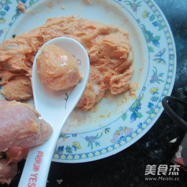 炸<a href=/shicai/shucai/HuLuoBo/index.html target=_blank><u>胡<a href=/shicai/shucai/LuoBo/index.html target=_blank><u>萝卜</u></a></u></a><a href=/shicai/rouqin/ZhuRou/index.html target=_blank><u>猪肉</u></a>丸子的做法