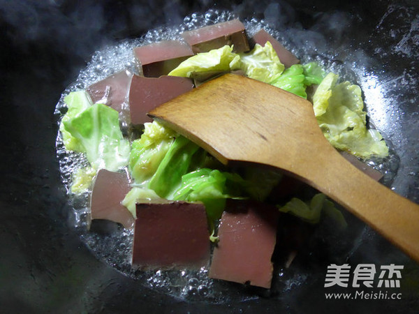 <a href=/shicai/shucai/YuanBaiCai/index.html target=_blank><u>圆<a href=/shicai/shucai/BaiCai/index.html target=_blank><u>白菜</u></a></u></a>煮<a href=/shicai/rouqin/YaXie/index.html target=_blank><u>鸭<a href=/shicai/rouqin/Xue/index.html target=_blank><u>血</u></a></u></a>的做法