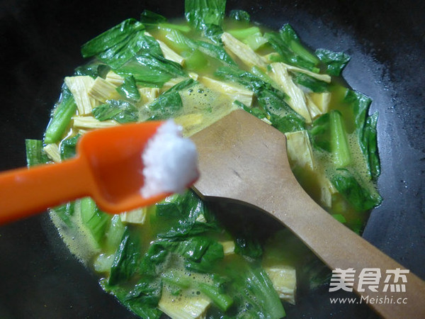 咖喱<a href=/shicai/mimian/FuZhu/index.html target=_blank><u>腐竹</u></a>菜芯的做法