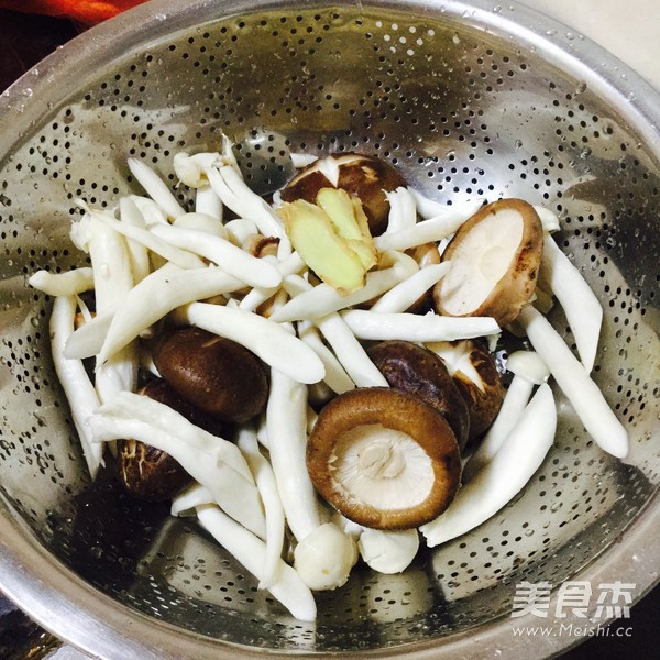 鲜菇焖鸡的做法