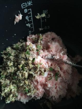 手打<a href=/shicai/shucai/XiangGu/index.html target=_blank><u>香菇</u></a>小肉丸