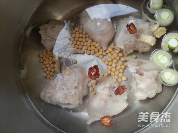 <a href=/shicai/shucai/LianOu/index.html target=_blank><u>莲<a href=/shicai/shucai/Ou/index.html target=_blank><u>藕</u></a></u></a>炖猪手的做法