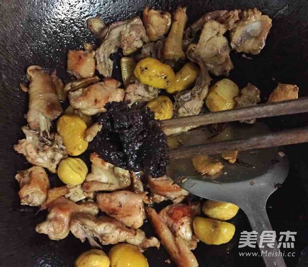 <a href=/shicai/shucai/BanLi/index.html target=_blank><u>板栗</u></a>焖鸡的做法