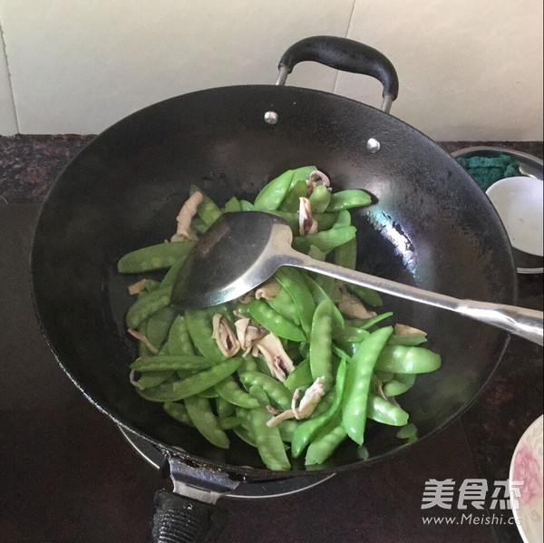 <a href=/shicai/shucai/HeLanDou/index.html target=_blank><u>荷兰豆</u></a>炒<a href=/shicai/shuichanpin/YouYu/index.html target=_blank><u>鱿鱼</u></a>的做法